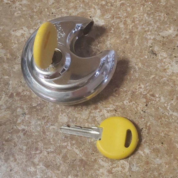 Storage unit lock with 2 keys - Picture 2 of 3